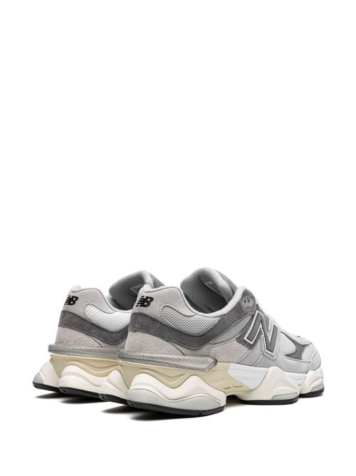 Sneaker 9060 di NEW BALANCE grigia e bianca in pelle scamosciata, caratteristica intersuola ABZORB®, inserti in rete e punta tonda. NEW BALANCE | U9060GRYGREY